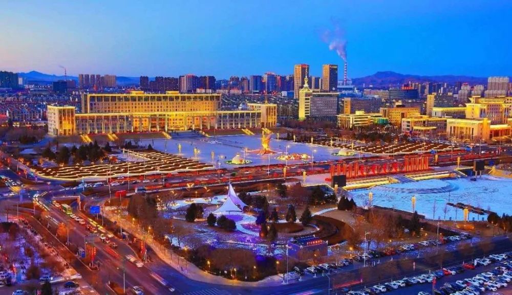 赤峰市庆祝活动，尊敬的领导与市民朋友们共襄盛举